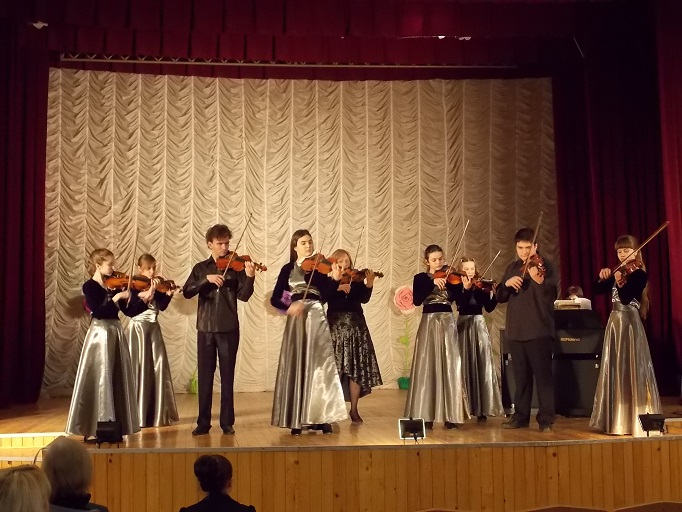 Игра на скрипке участников фестиваля в Феодосии 